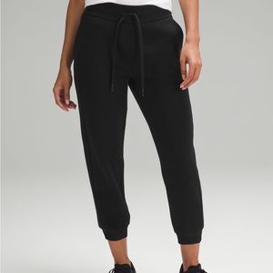 Lululemon Scuba High-Rise Cropped Jogger in Black